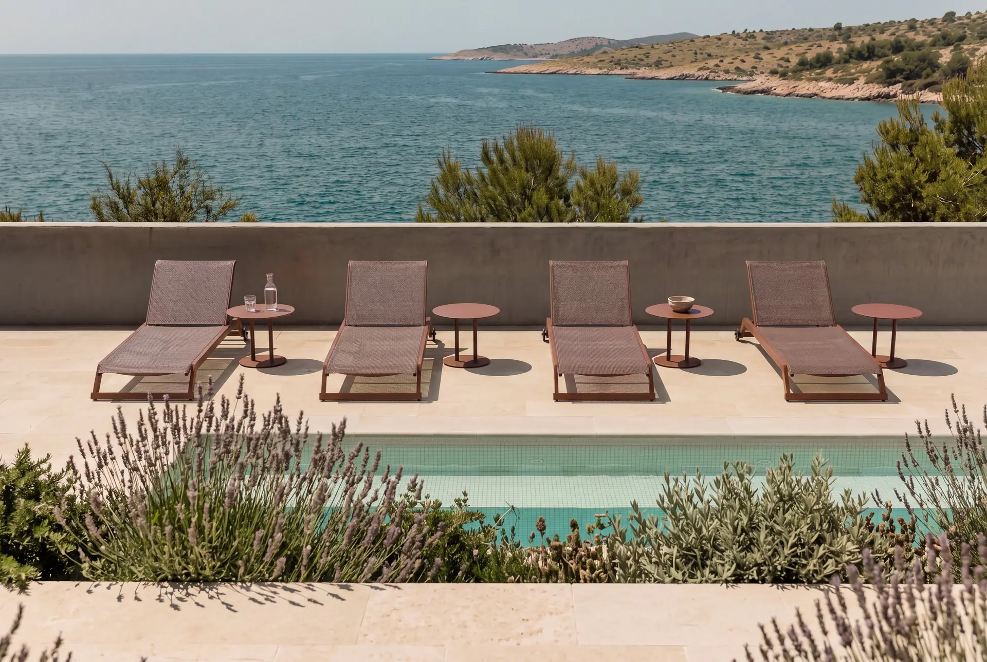 Tumbonas Ilar en una terraza frente al mar — Skyline Design